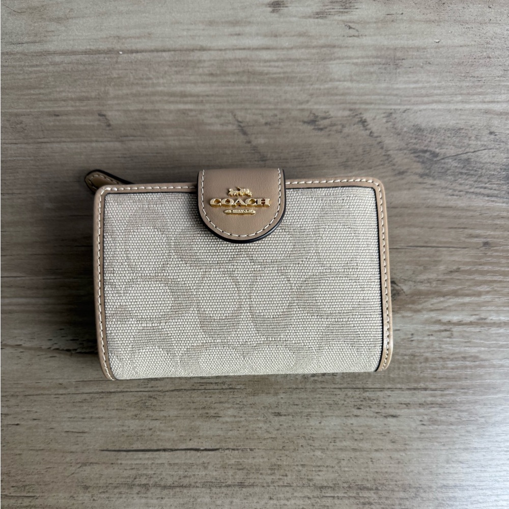 Coach Medium Corner Zip Wallet Signature Canvas Gold hardware/Dark Natural NWT